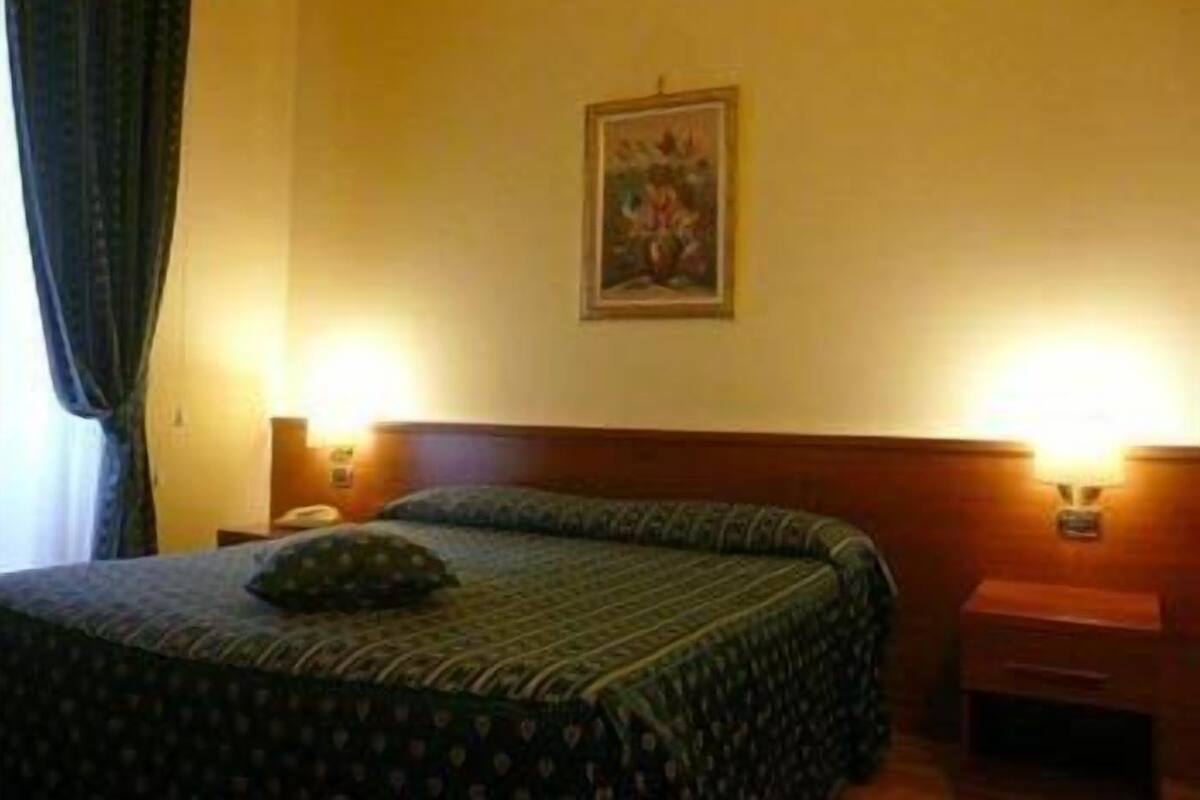 Double Room | In-room safe, desk, WiFi (free)