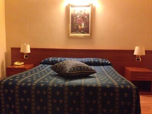 In-room safe, desk, WiFi (free) - Hotel Fenicia (Rome)