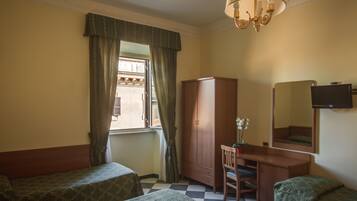 Zimmersafe, Schreibtisch, Babybetten, kostenloses WLAN