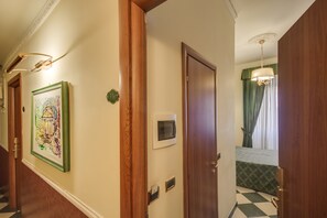 In-room safe, desk, cribs/infant beds, free WiFi - Hotel Giorgina (Rome)