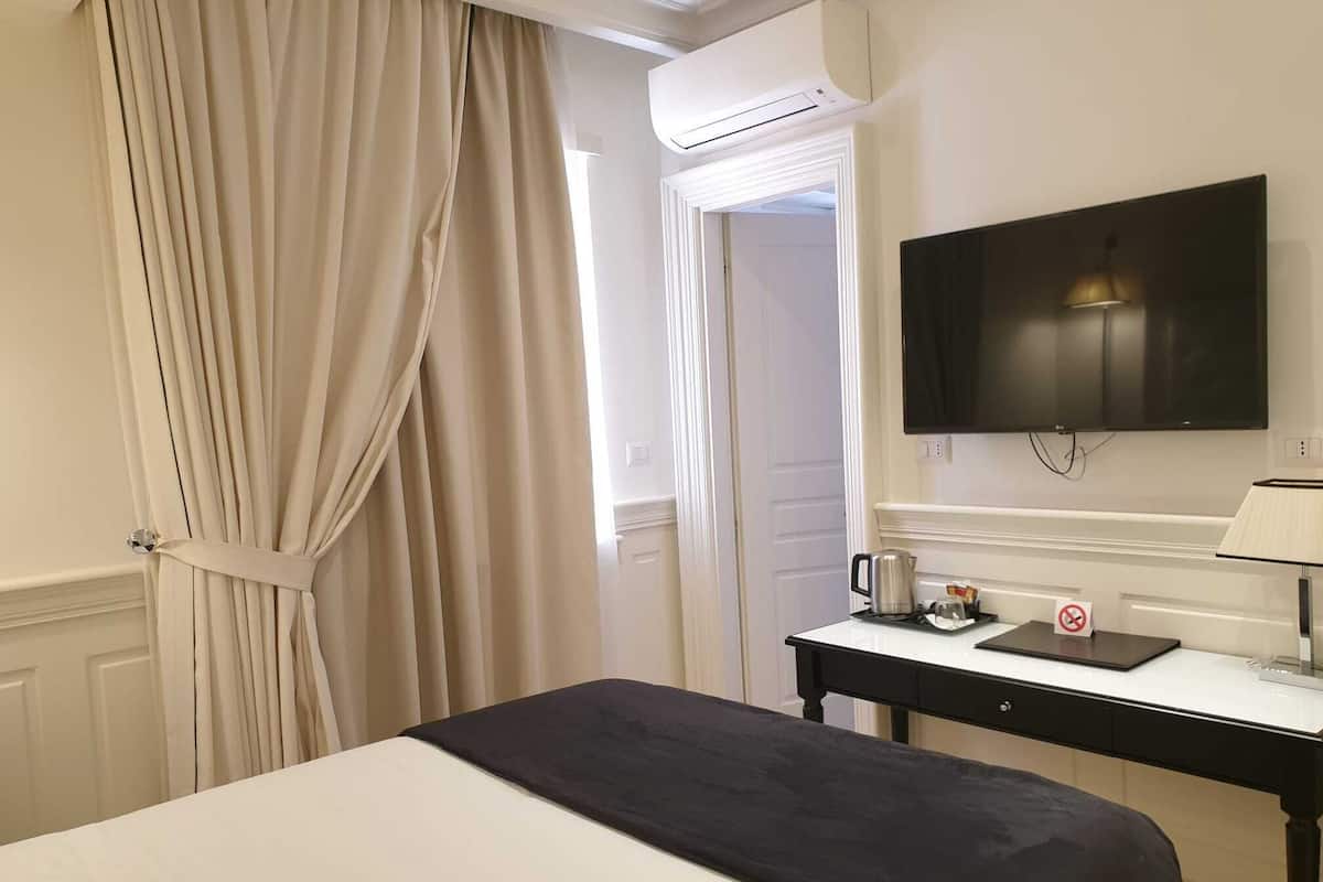 1 quarto, frigobar, escrivaninha, cortinas blackout