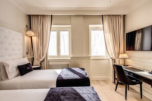 Zweibettzimmer | Minibar, Schreibtisch, Verdunkelungsvorhänge, schallisolierte Zimmer