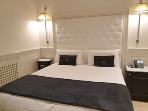 Double Room | Minibar, desk, blackout drapes, soundproofing - Hotel Domus Mea (Rome)