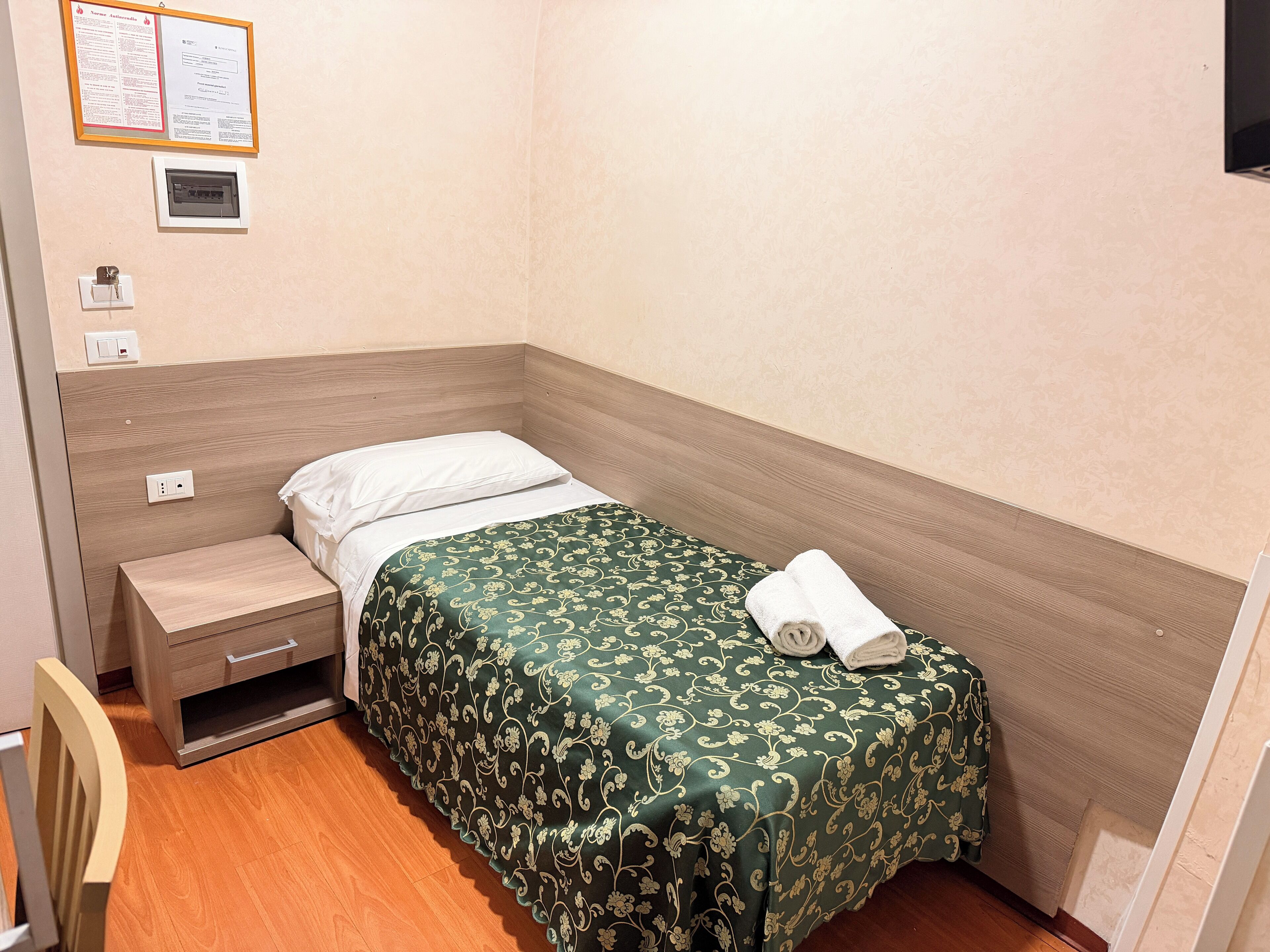 Basic Single Room | In-room safe, desk, cribs/infant beds, free WiFi