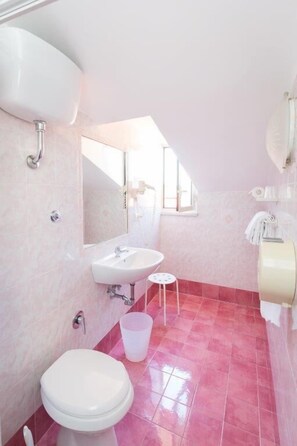 Double Room, Balcony | Bathroom | Shower, eco-friendly toiletries, hair dryer, towels - Concorde (Rome)