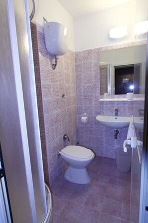 Quadruple Room | Bathroom | Shower, eco-friendly toiletries, hair dryer, towels - Concorde (Rome)