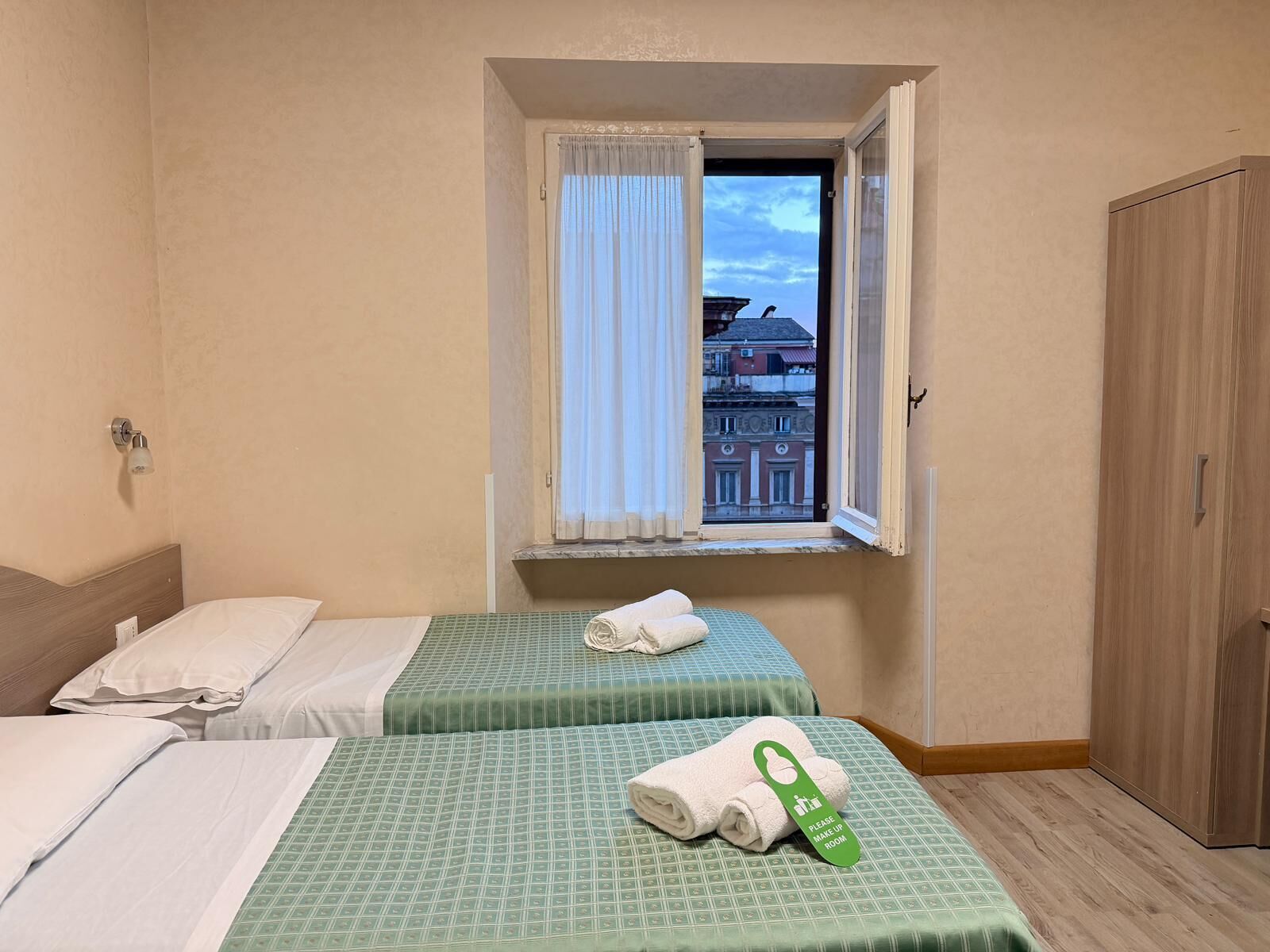 Caja de seguridad en la habitación, escritorio, cunas y wifi gratis 