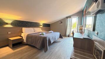 Camera doppia, balcone | Una cassaforte in camera, una scrivania