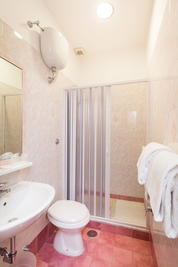 Triple Room | Bathroom | Shower, eco-friendly toiletries, hair dryer, towels - Concorde (Rome)