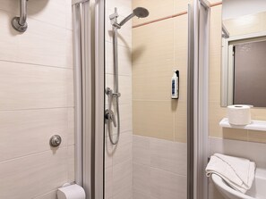 Basic-enkeltværelse | Badeværelse | Bruser, miljøvenlige toiletartikler, hårtørrer, håndklæder