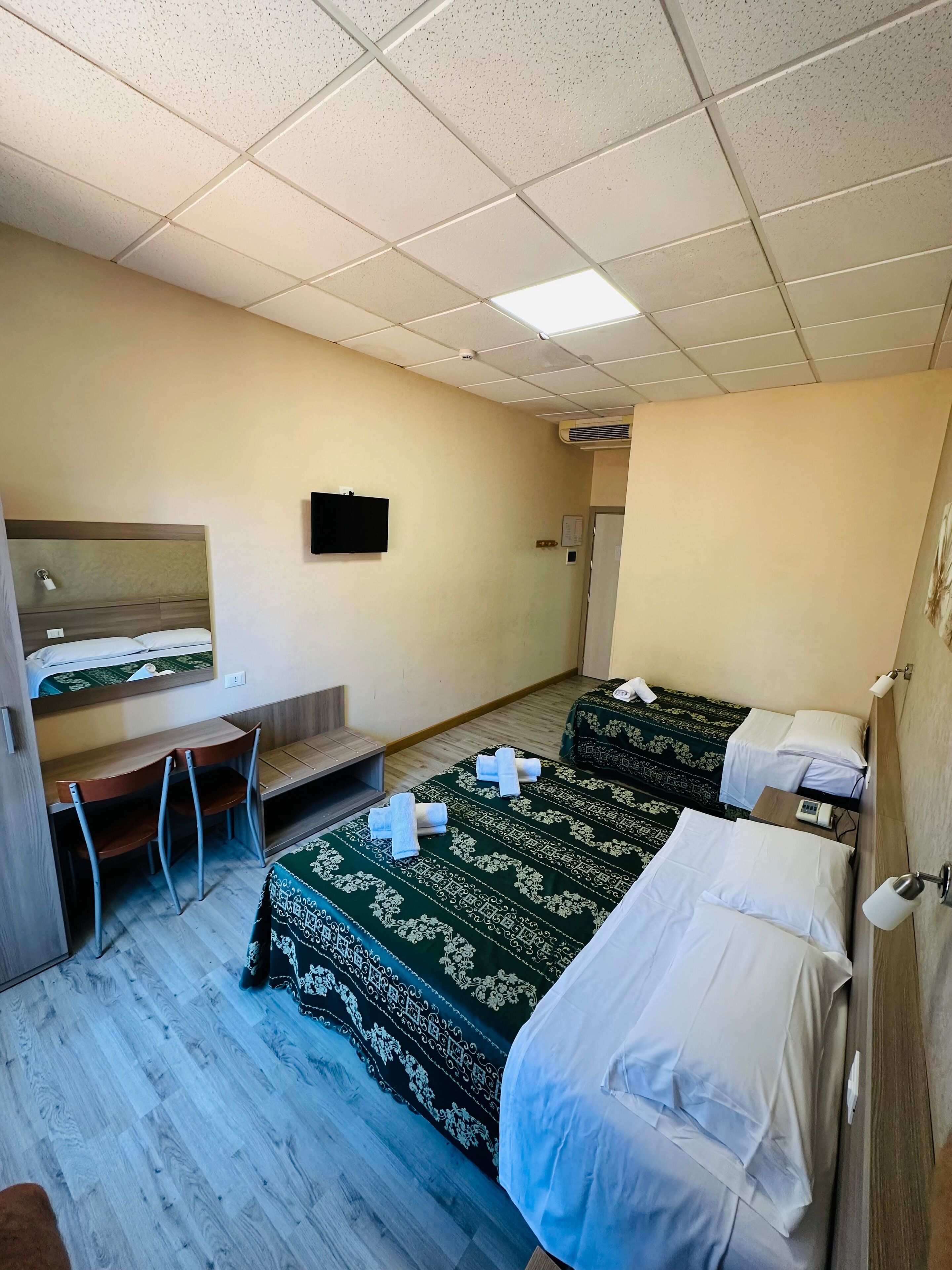 Triple Room | In-room safe, desk, cribs/infant beds, free WiFi