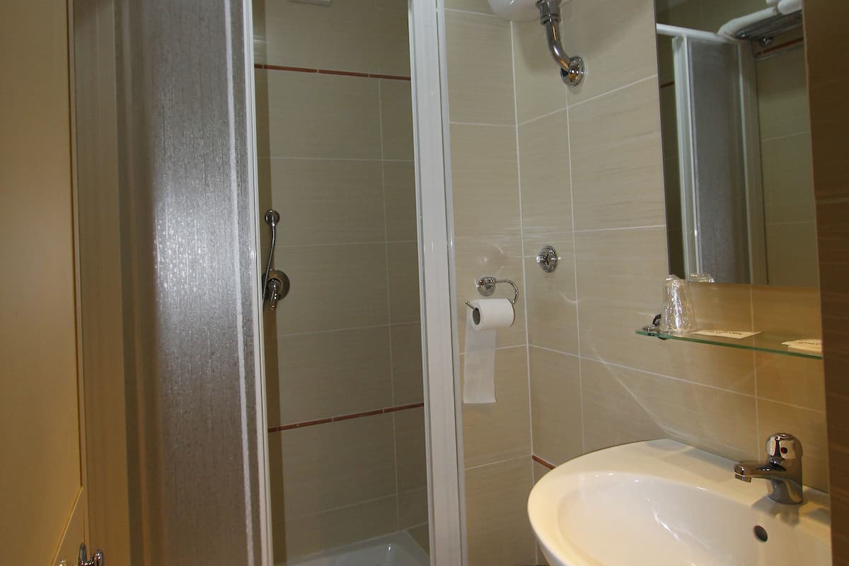 Enkeltrom – basic | Safe på rommet, skrivebord, barnesenger og wi-fi (inkludert)