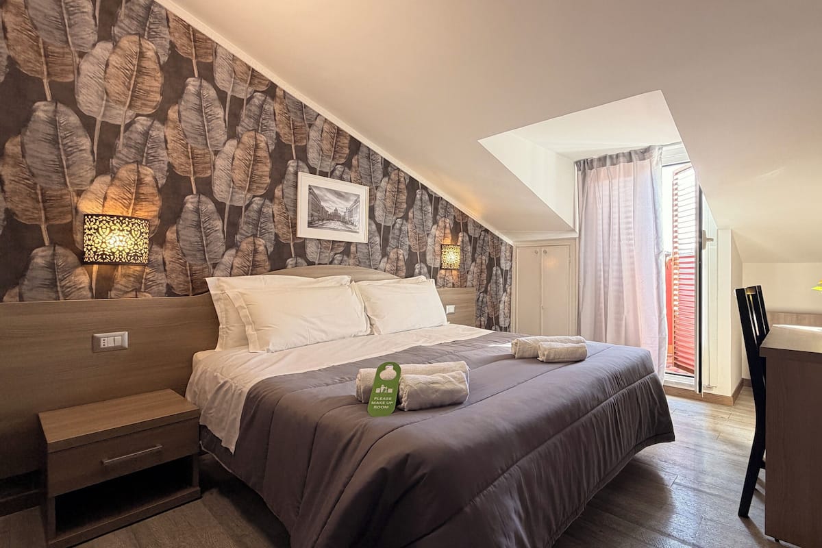 Dobbeltrom, balkong | Safe på rommet, skrivebord, barnesenger og wi-fi (inkludert)