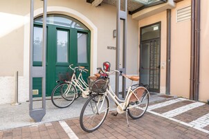 Una bicicleta estacionada frente a un edificio con recepción.