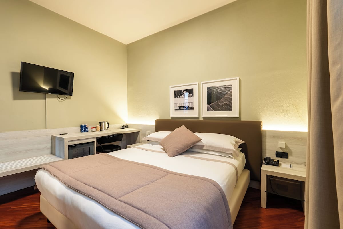Small Double Room (no elevator) | 高档床上用品、羽绒被、迷你吧、客房内保险箱