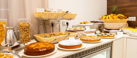 Sarapan prasmanan setiap hari (EUR 15 per orang)