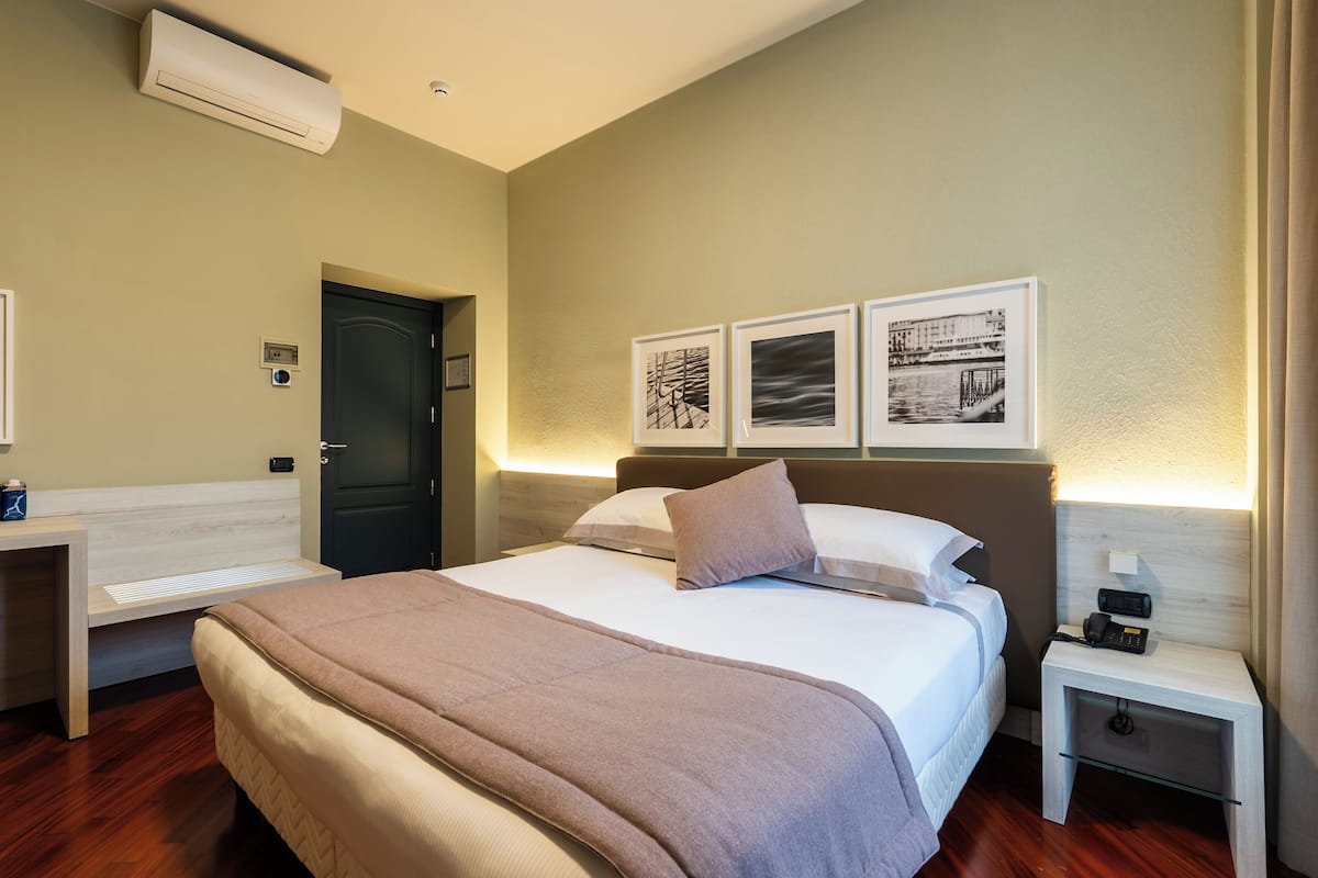 经典双人房 (no elevator) | 高档床上用品、羽绒被、迷你吧、客房内保险箱