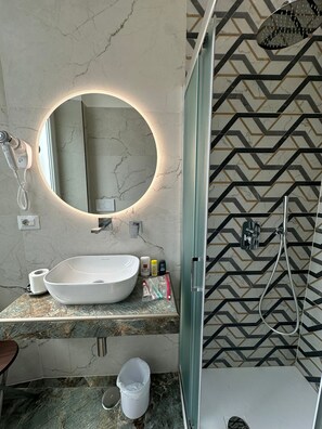 Habitación cuádruple | Baño | Ducha, secador de pelo, toallas y jabón