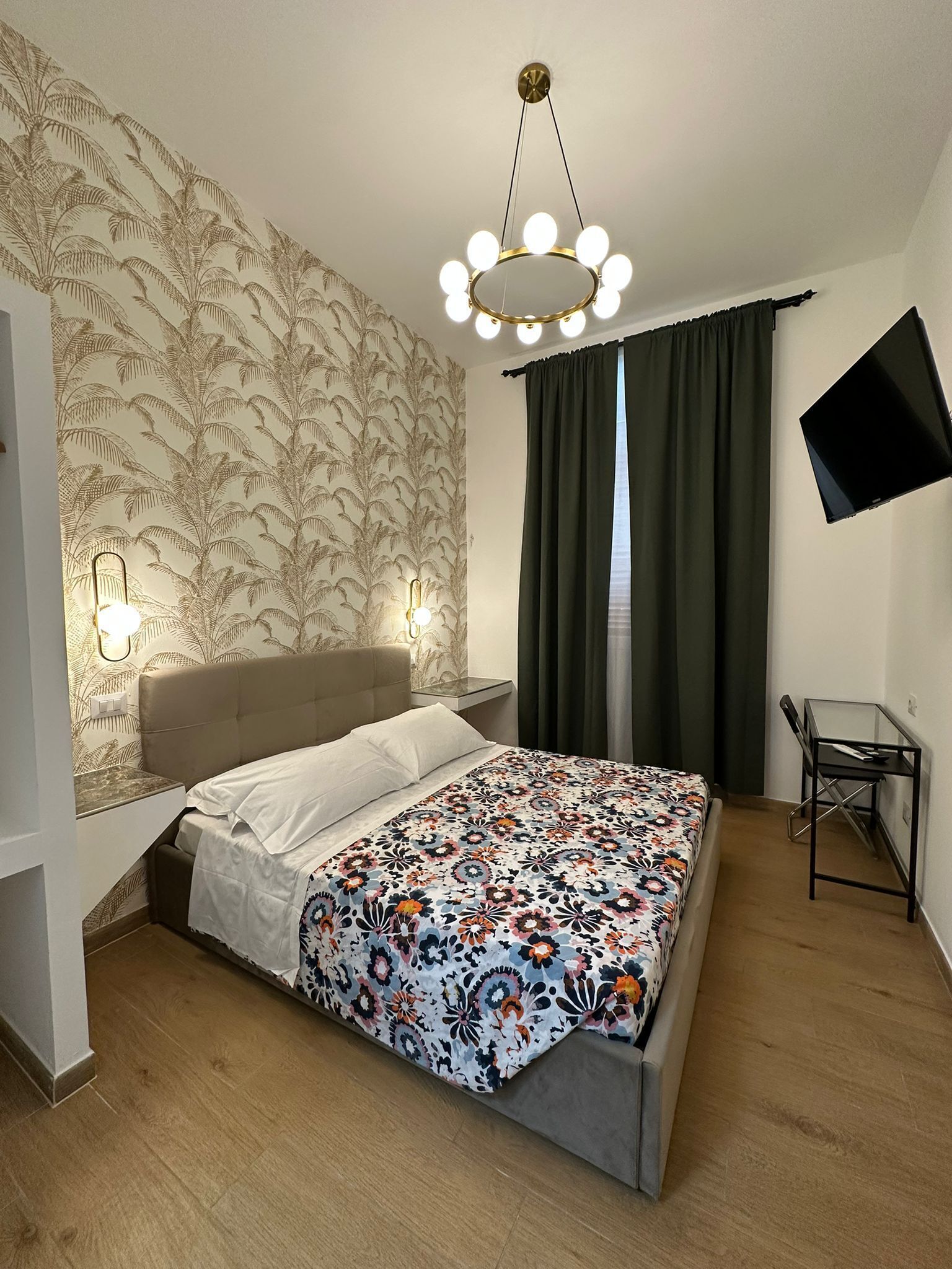 Escrivaninha, cortinas blackout, Wi-Fi de cortesia, roupa de cama