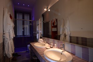 Ducha, artículos de higiene personal gratuitos, secador de pelo y bidé