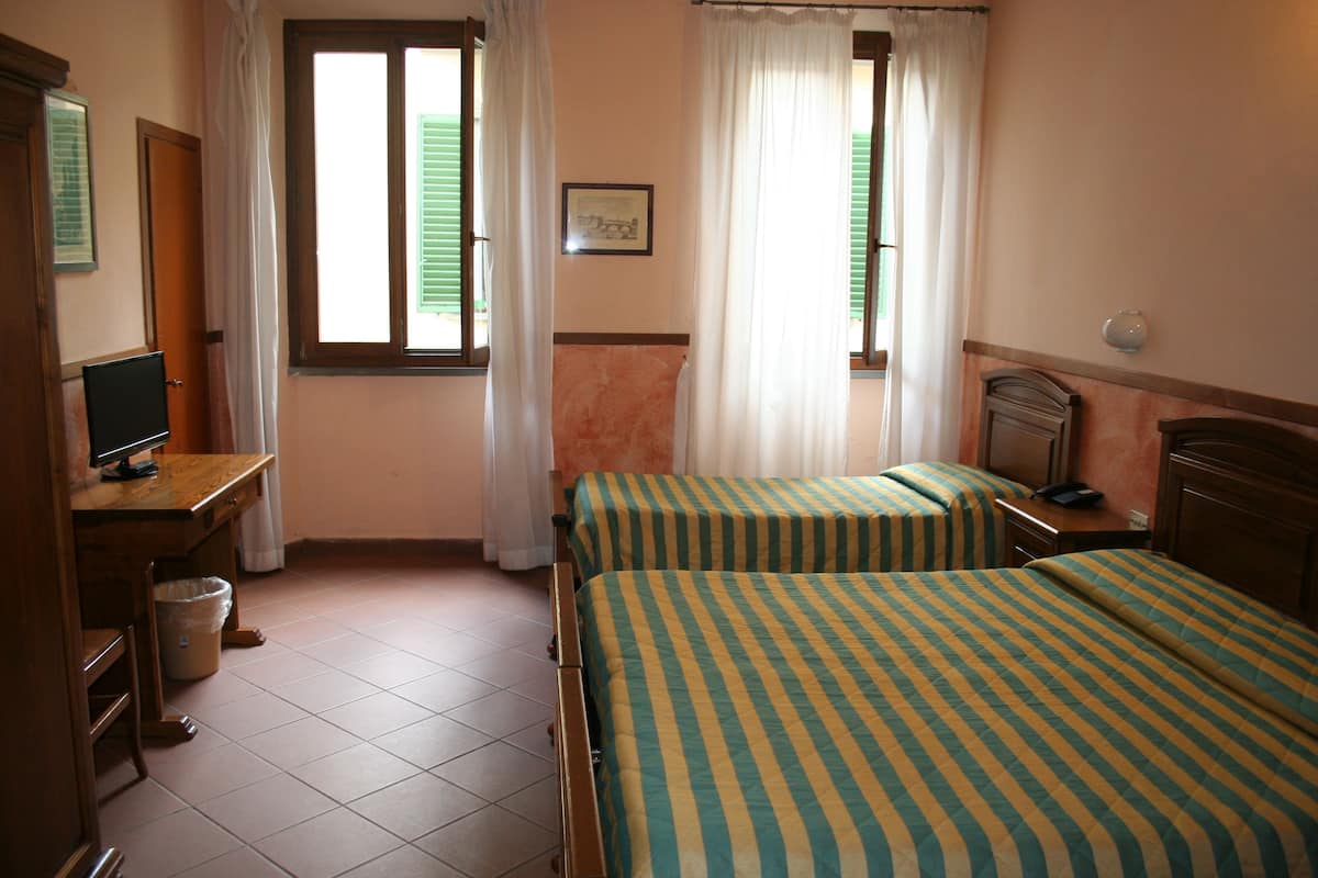 Brankas, tempat tidur lipat/tambahan, Wi-Fi gratis, dan seprai linen