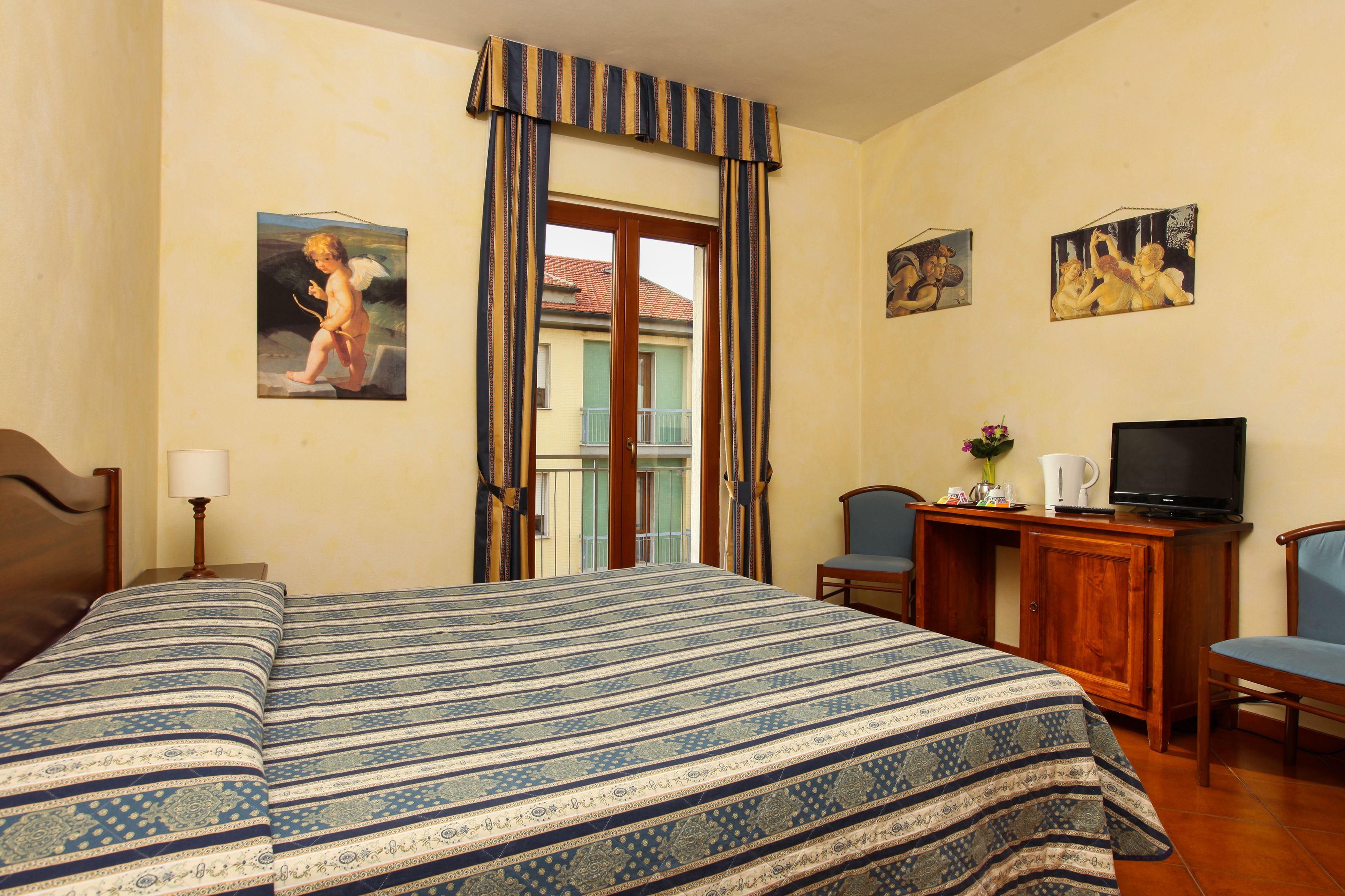 classic double or twin room | minibar, in-room safe, desk, laptop workspace