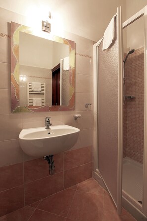 Chambre classique double ou avec lits jumeaux | Salle de bain | Douche, articles de toilette (gratuits), séchoir à cheveux, bidet