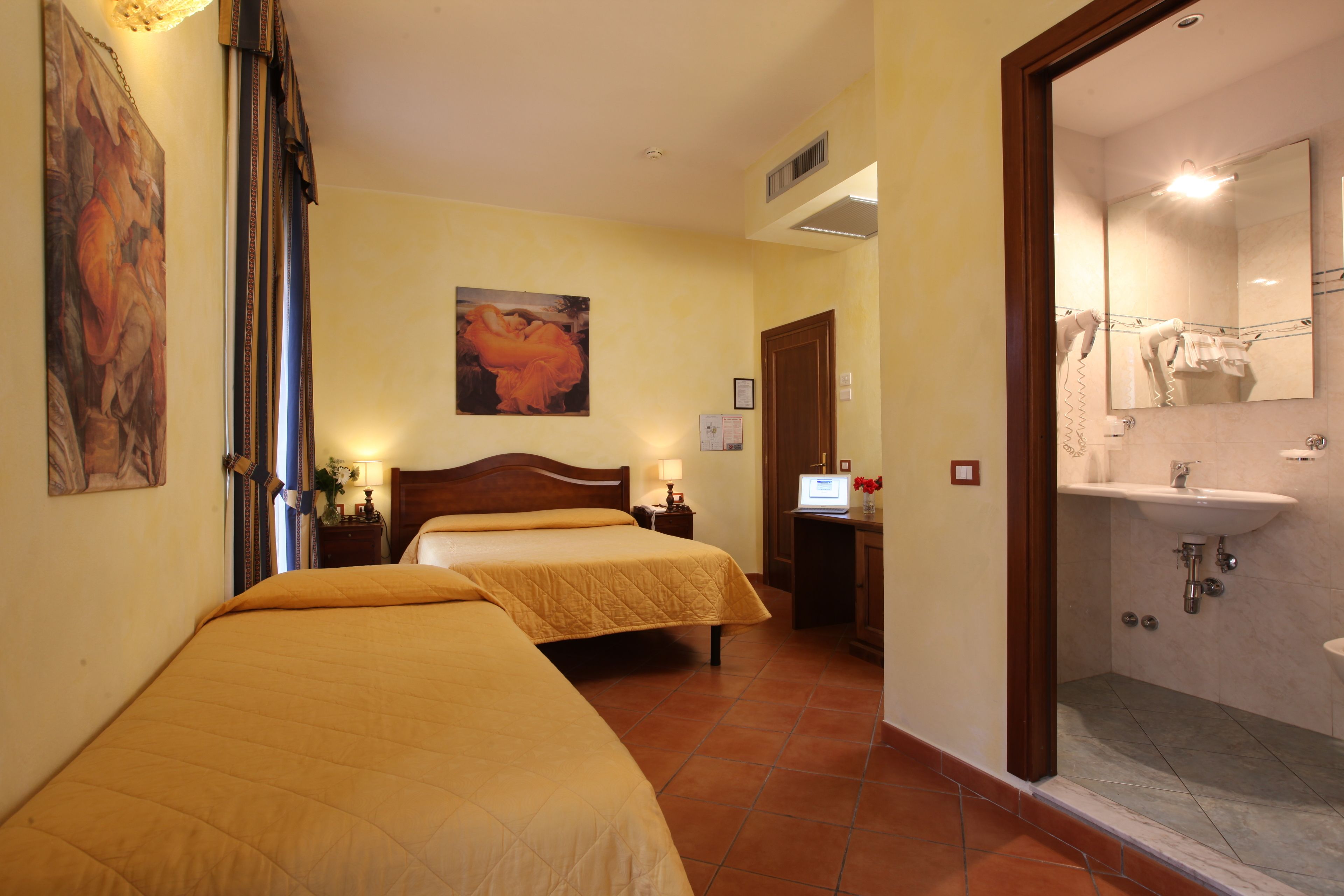 triple room | minibar, in-room safe, desk, laptop workspace