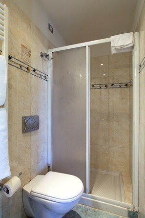 Triple Room | Bathroom | Shower, free toiletries, hair dryer, bidet - Hotel Bologna (Florence)