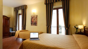 Chambre Triple | Minibar, coffres-forts dans les chambres, bureau