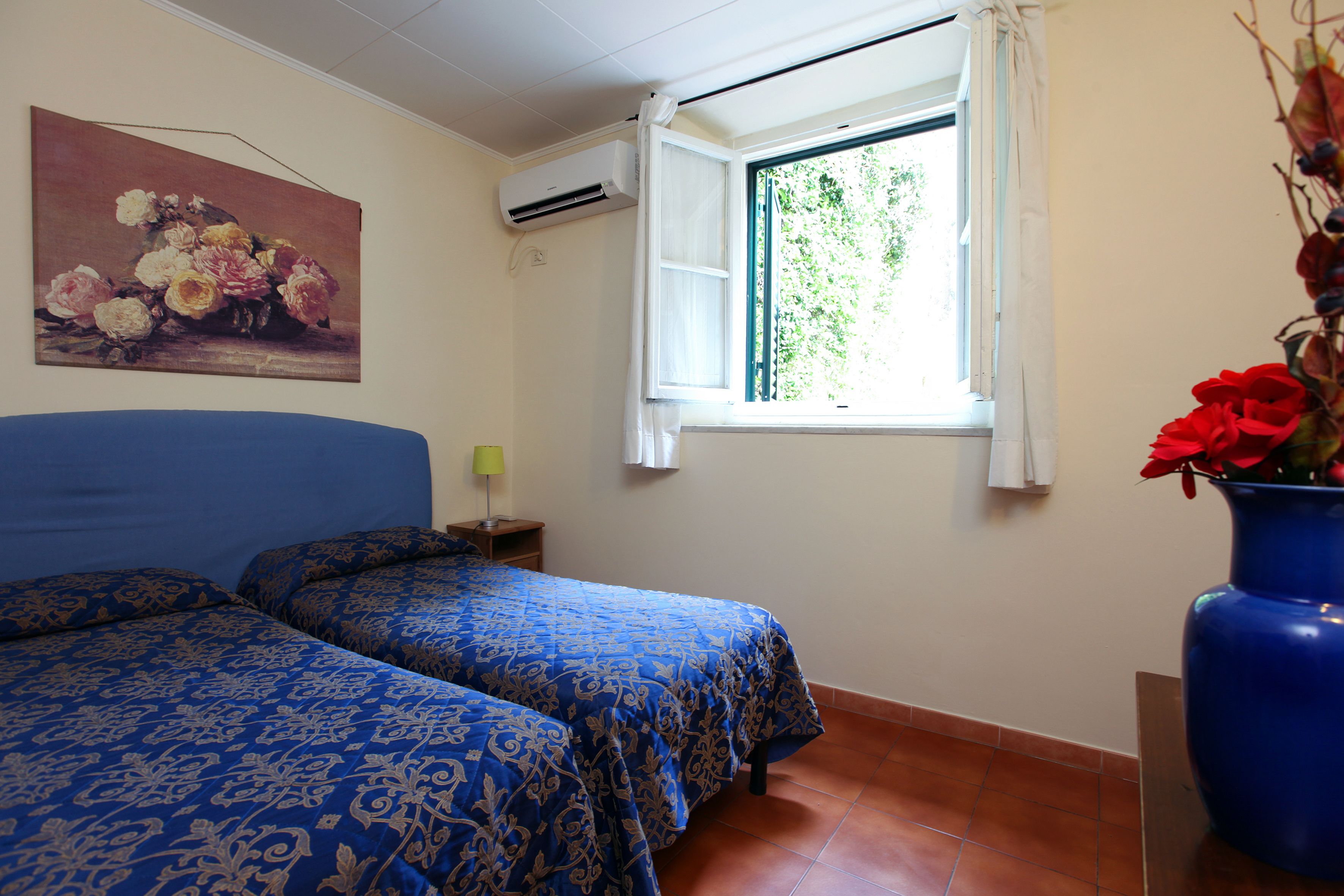 economy twin room, non smoking, ensuite | minibar, in-room safe, desk, laptop workspace