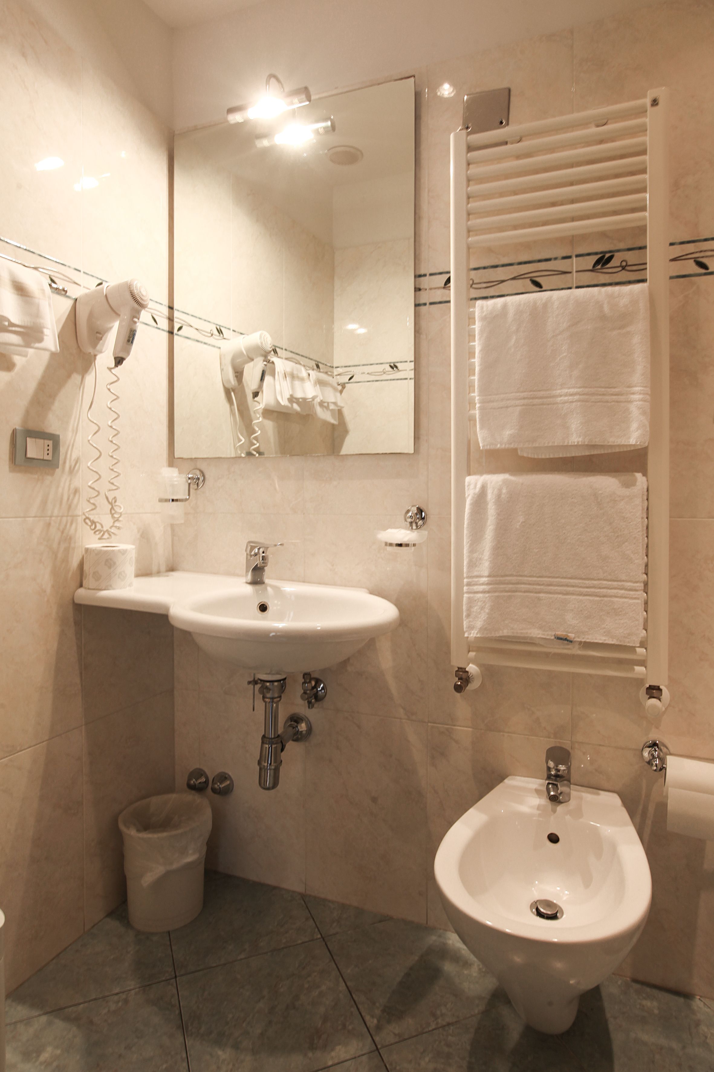 triple room | bathroom | shower, free toiletries, hair dryer, bidet