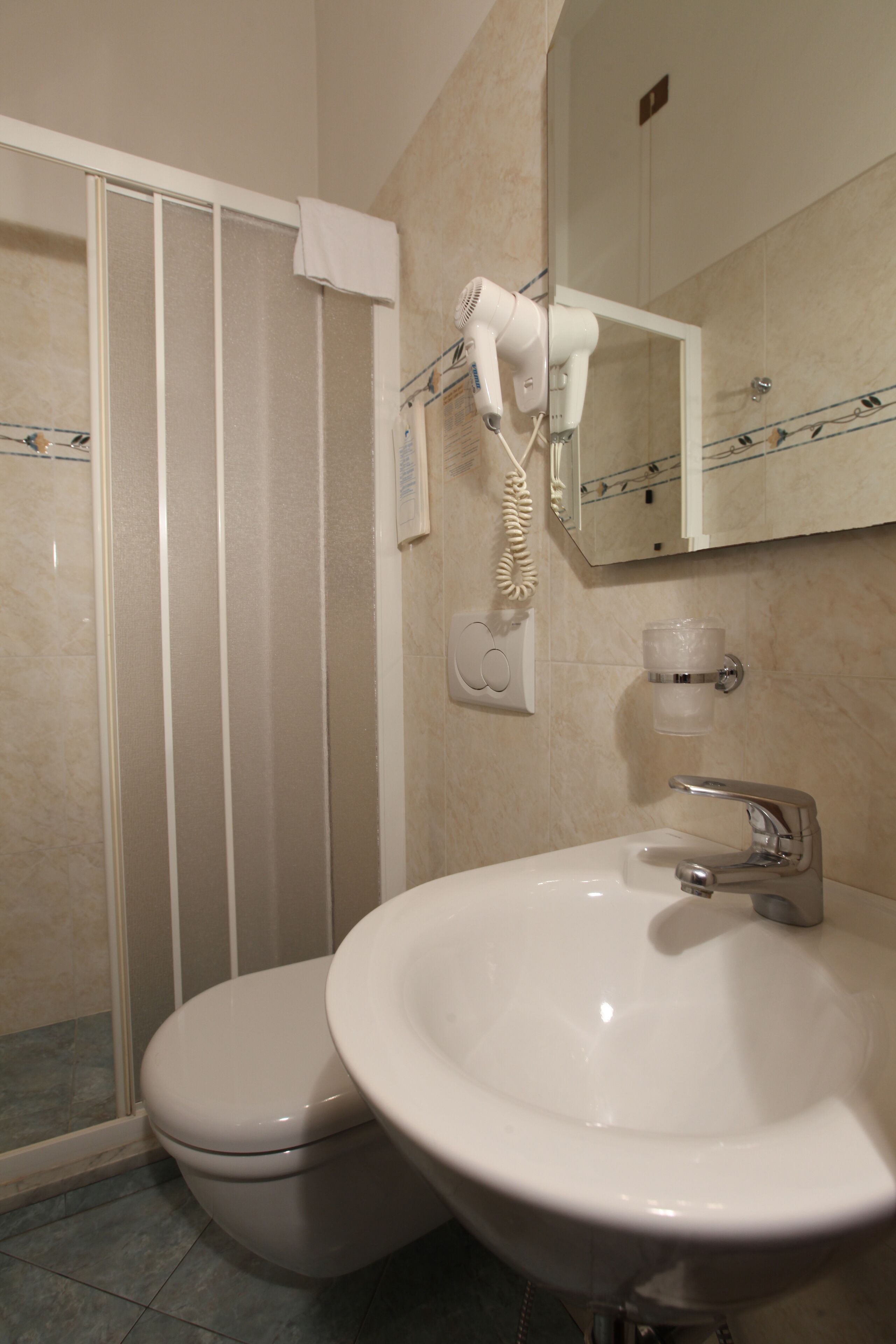 economy room, 1 large single bed | bathroom | shower, free toiletries, hair dryer, bidet