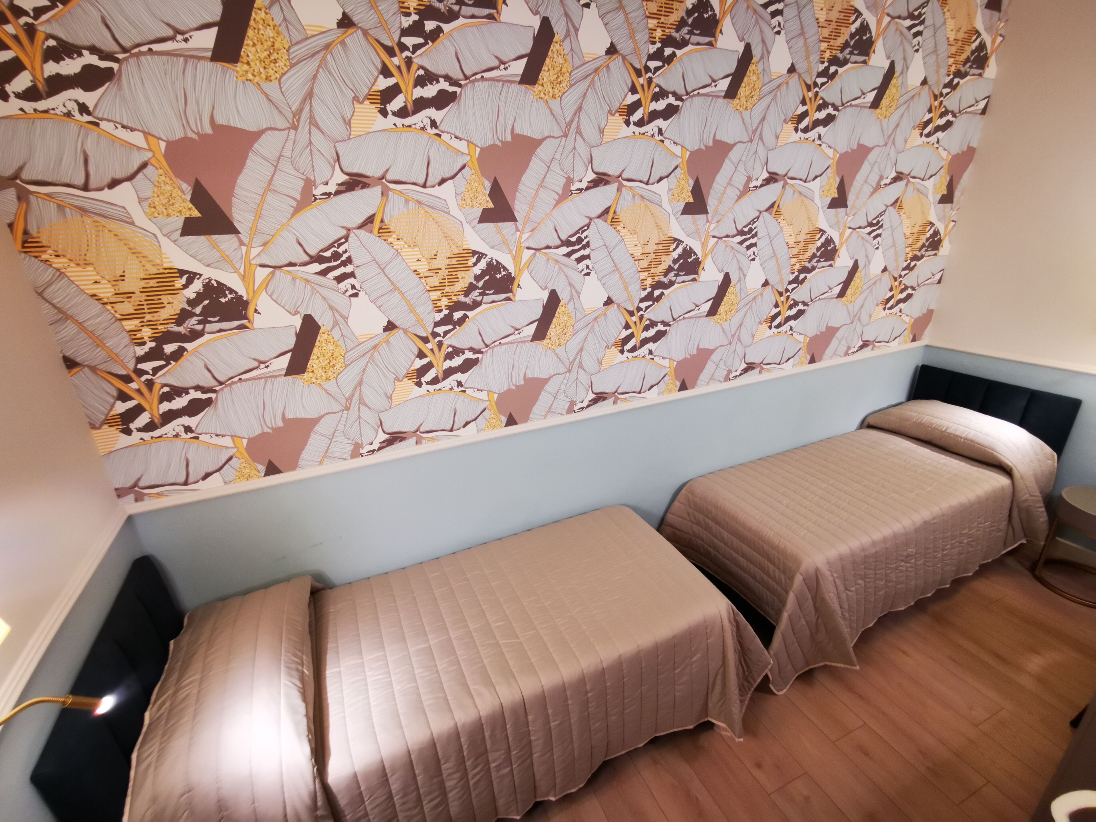 double room, 2 single beds, ensuite | minibar, in-room safe, desk, blackout curtains