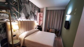 Double Room, Ensuite | Minibar, in-room safe, desk, blackout drapes