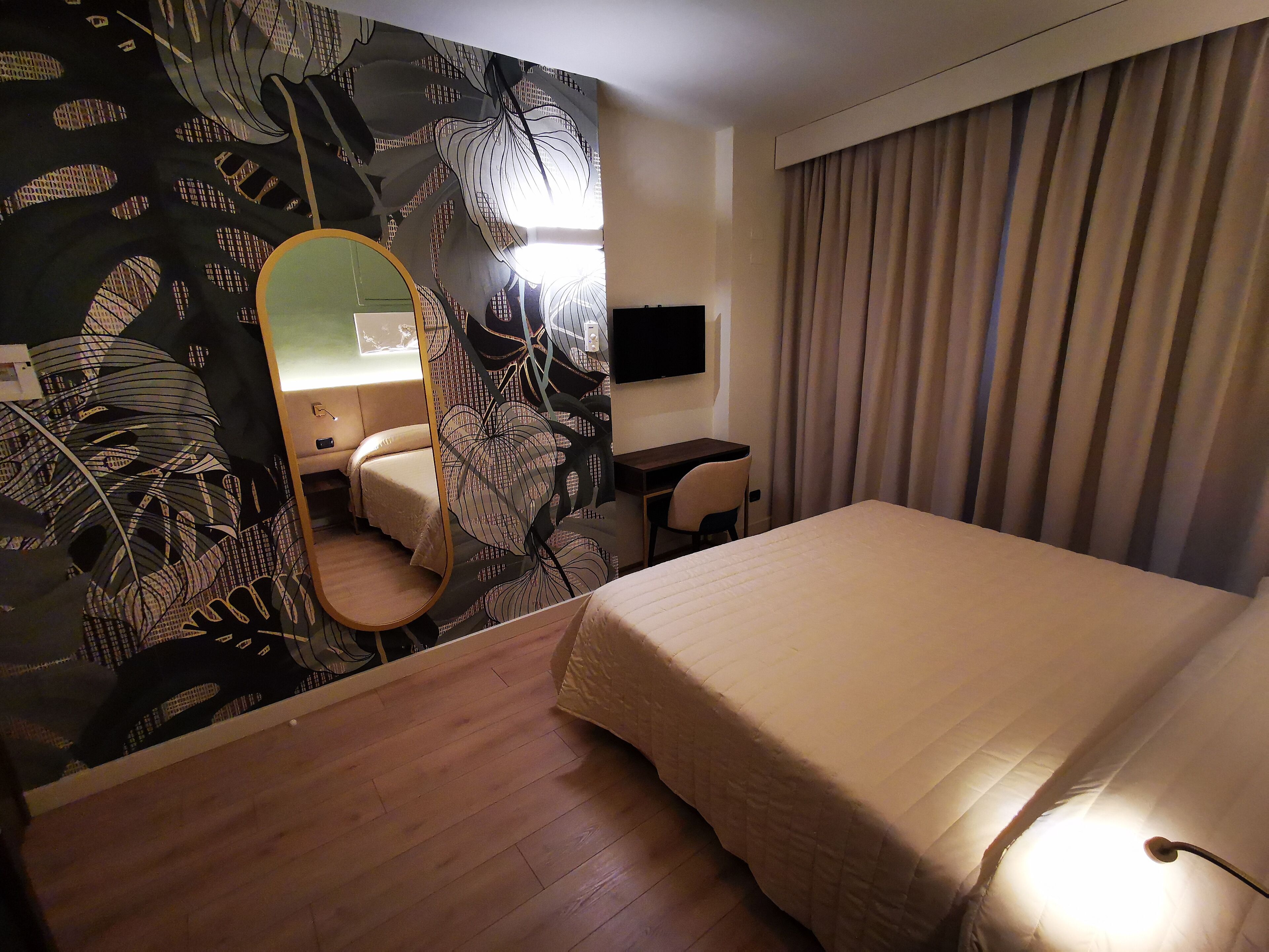 double room, ensuite | minibar, in-room safe, desk, blackout curtains