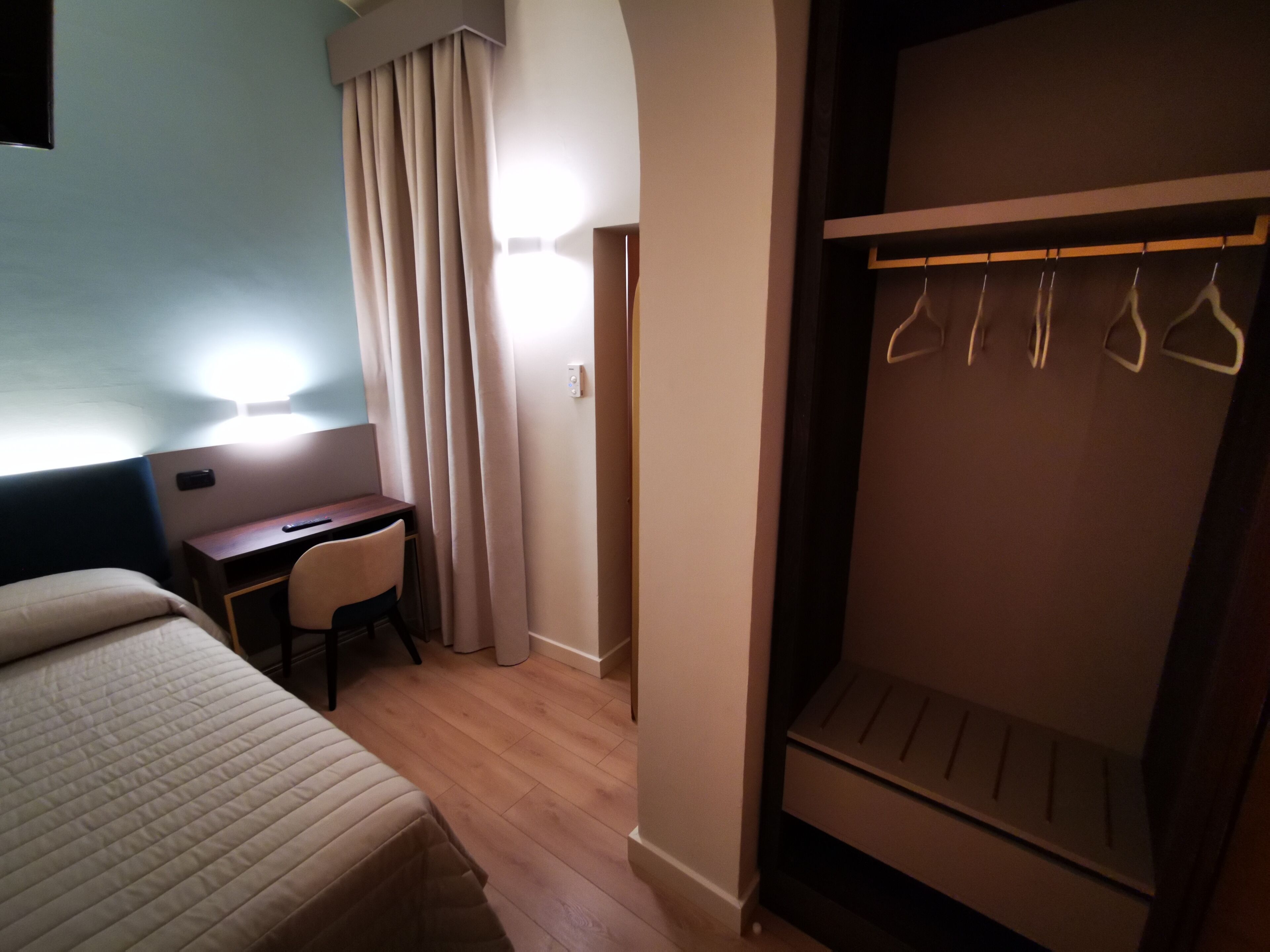 single room, 1 single bed, ensuite | minibar, in-room safe, desk, blackout curtains