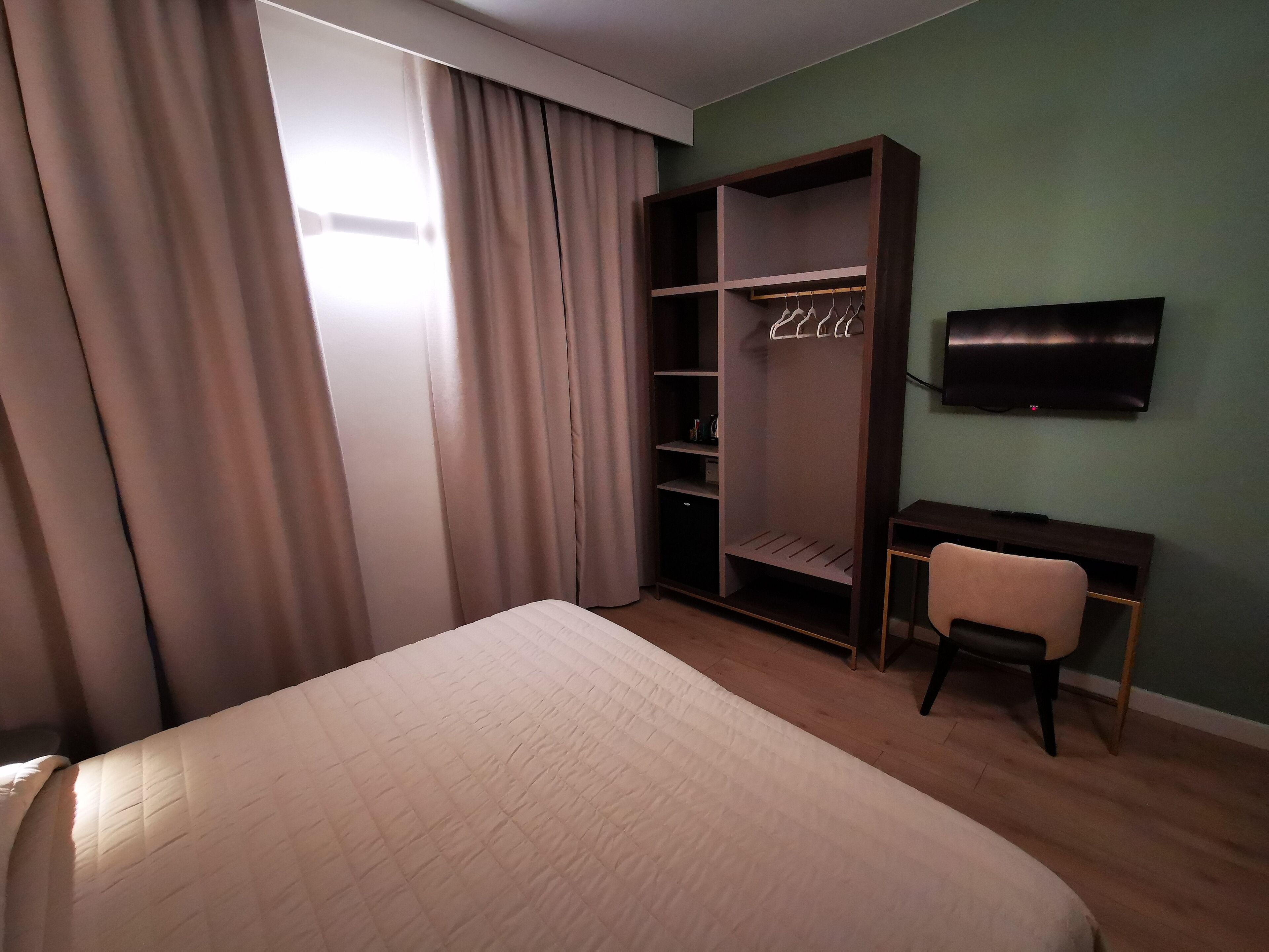 double room, ensuite | minibar, in-room safe, desk, blackout curtains