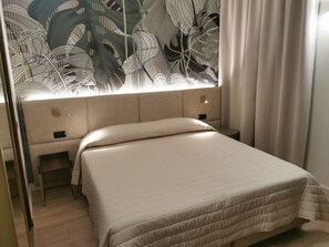 Double Room, Ensuite | Minibar, in-room safe, desk, blackout drapes