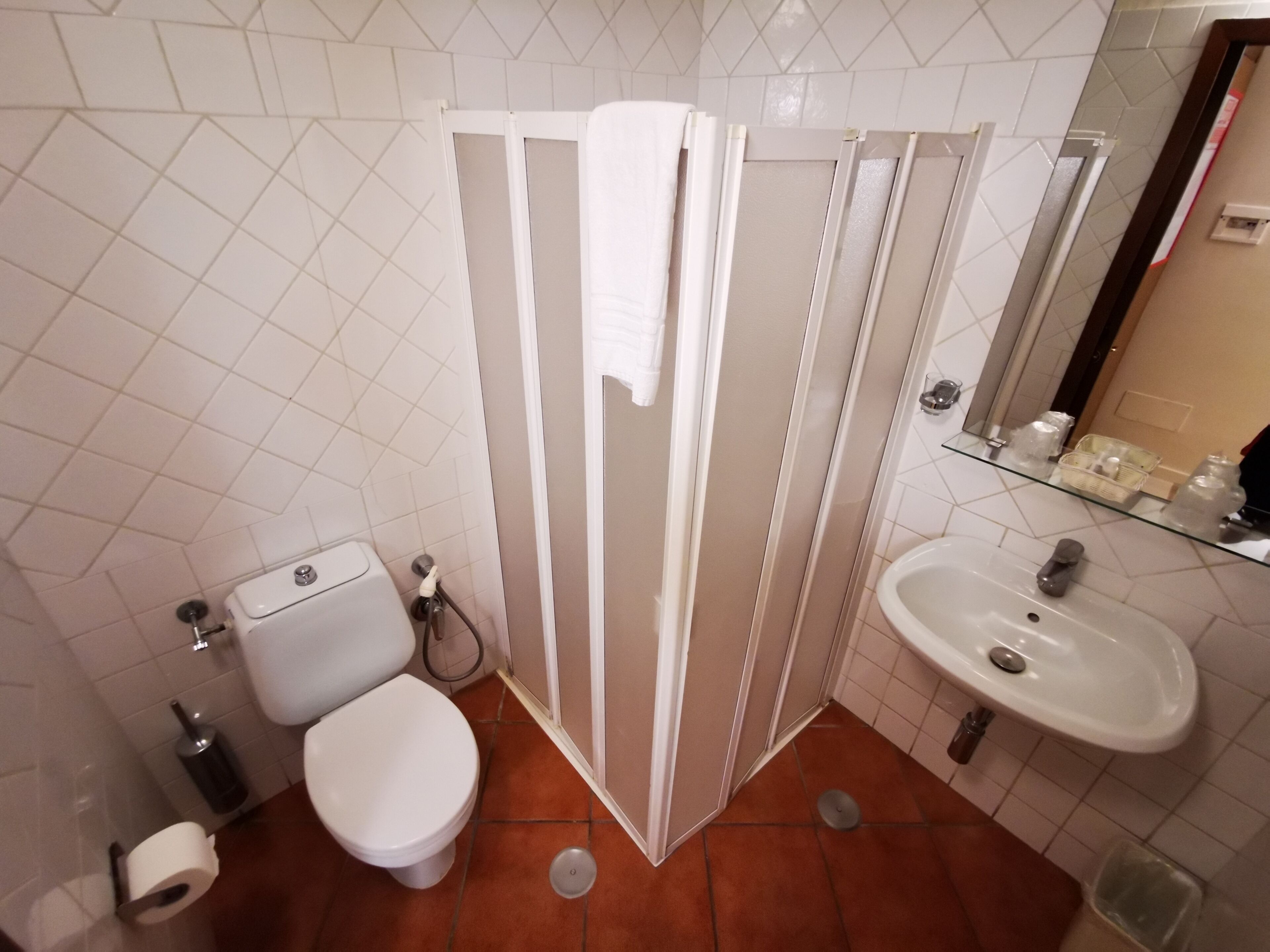 shower, free toiletries, hair dryer, bidet