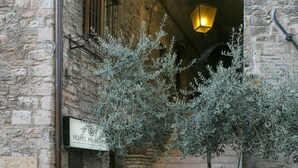 A stone building with a sign for "Hotel Provenzal." - Hotel Properzio (Assisi)
