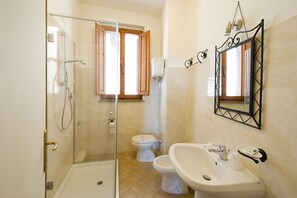 تجهيزات دش، مستلزمات مجانية للعناية الشخصية، مجففات شعر، مراحي ض شطف