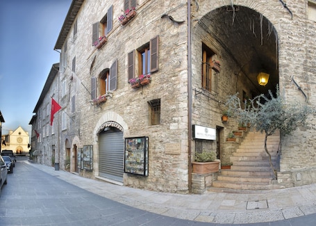 Esterni. Hotel Properzio