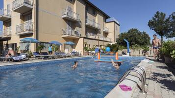 Alberca al aire libre por temporada y camastros
