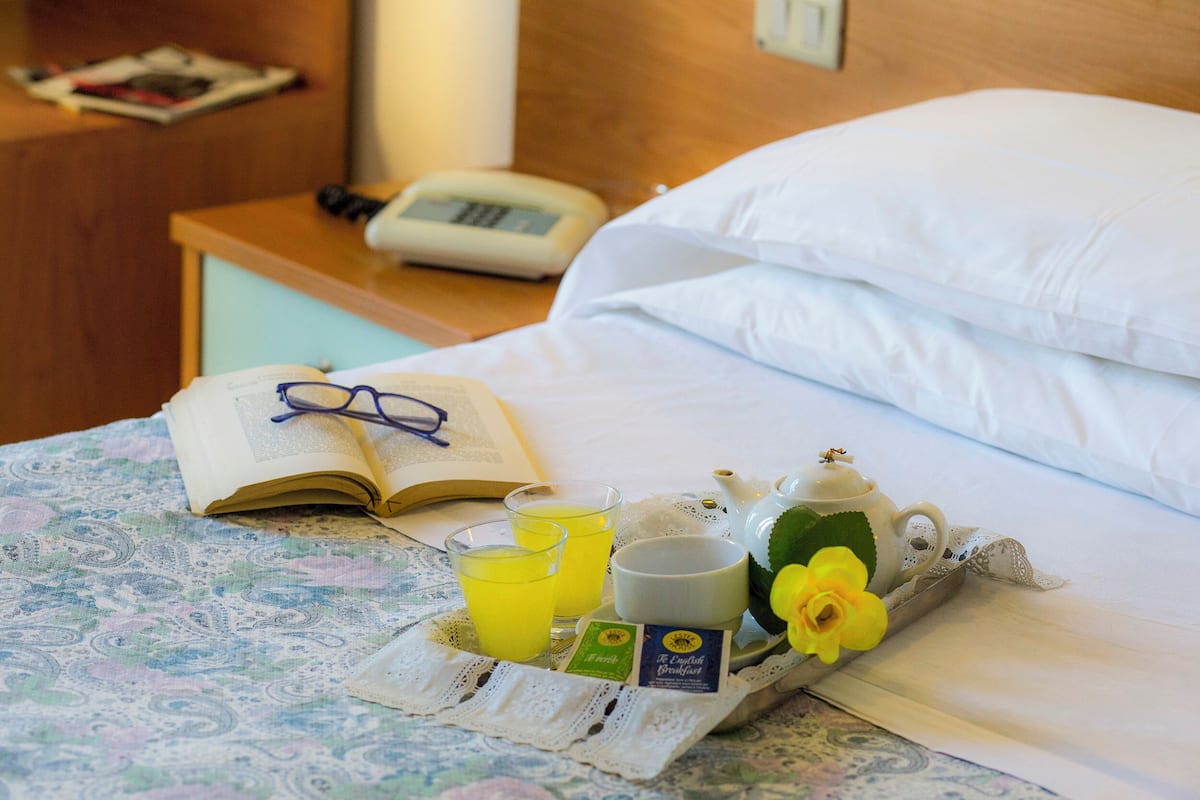 Minibar, coffres-forts dans les chambres, bureau