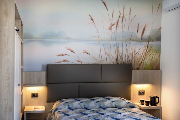 Superior Room | Minibar, in-room safe, desk, laptop workspace