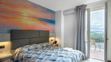 Superior-Vierbettzimmer | Minibar, Zimmersafe, Schreibtisch, laptopgeeigneter Arbeitsplatz
