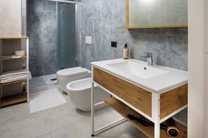 Shower, rainfall showerhead, free toiletries, hair dryer - Hotel La Darsena (Passignano sul Trasimeno)