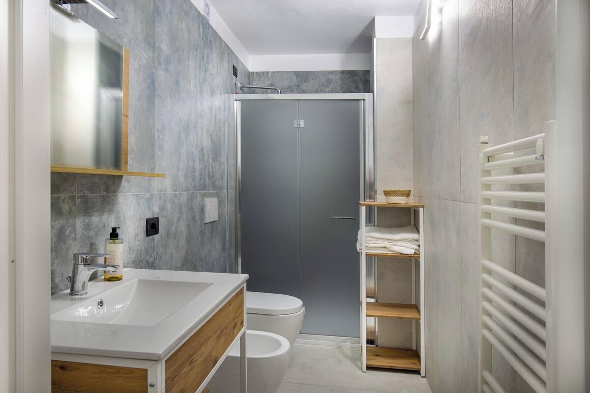 Shower, rainfall showerhead, free toiletries, hair dryer