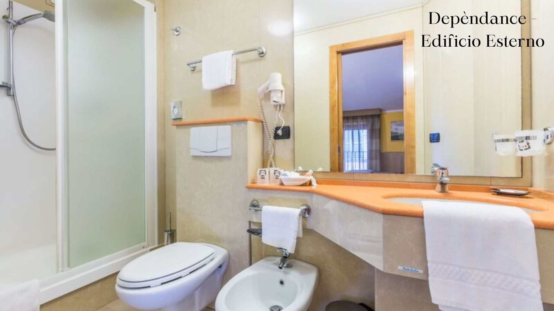 Dobbeltrom, anneks | Bad | Kombinert dusj/badekar, regndusjhode og designertoalettartikler